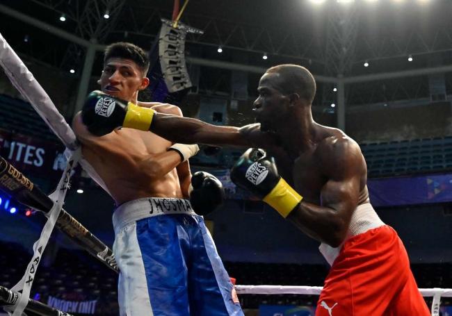 El boxeador cubano Osvel Caballero en su primera pelea como profesional.