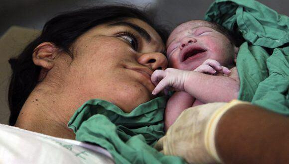 Momento de encuentro entre madre e hijo tras el nacimiento.