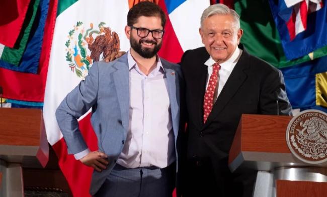 Gabriel Boric y Andrés Manuel López Obrador en el Senado de México.
