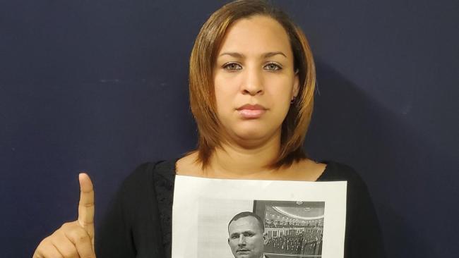 Nelva Ismarays Ortega Tamayo, con una imagen del preso político cubano José Daniel Ferrer García.