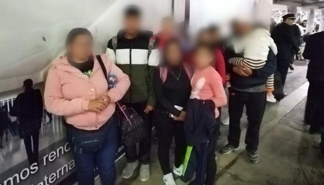 Migrantes de Cuba, Ecuador y Venezuela detenidos en el aeropuerto de Gudalajara, México.