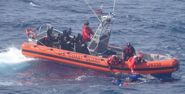 Rescate de balseros cubanos que naufragaron el sábado en el estrecho de Florida.