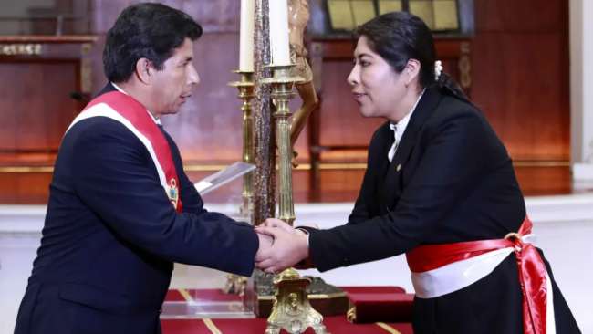Pedro Castillo y la nueva primera ministra Betssy Chávez, la quinta de su mandato.
