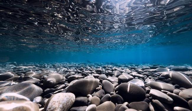 Piedras bajo el agua.