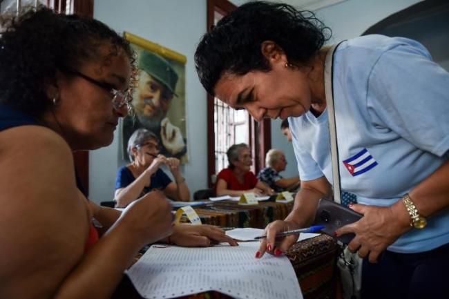 Momento de las 'elecciones' municipales en Cuba.