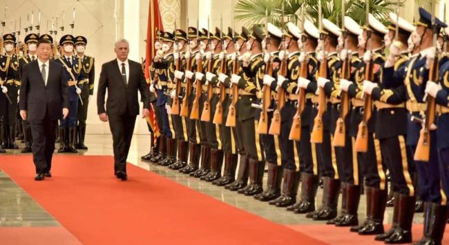 Díaz-Canel y Xi Jinping en el recibimiento oficial. 