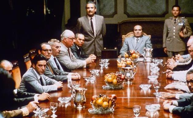 Fulgencio Batista reunido con empresarios estadounidenses en una escena de 'El Padrino', de Francis Ford Coppola.