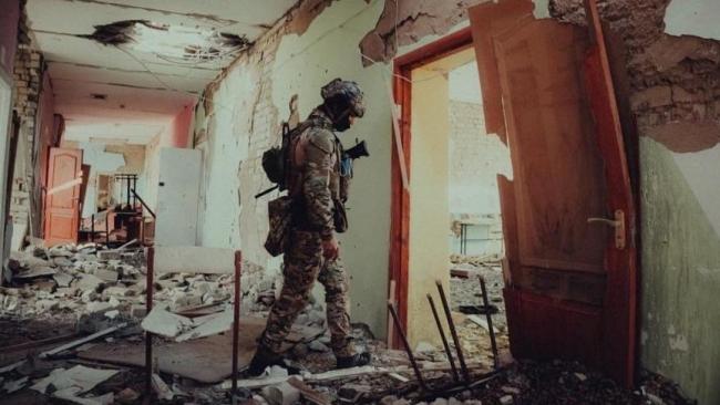 Un soldado ucraniana dentro de una escuela bombardeada en Ucrania.