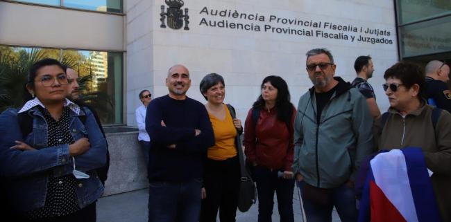 El acusado David Rodríguez (centro, con los brazos cruzados) ante la sede del tribunal.