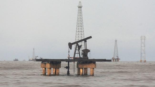 Pozo de petróleo en el lago Maracaibo, en Venezuela.
