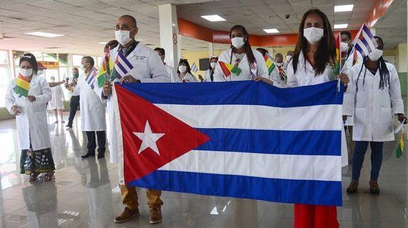 Médicos cubanos que parten a una de las 'misiones médicas'.