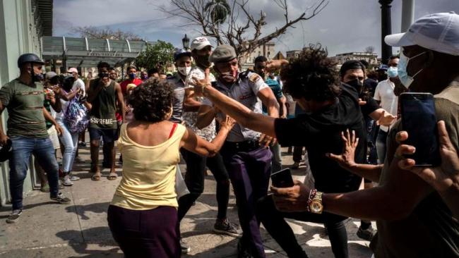 Represión contra manifestantes el 11 de julio de 2021 en La Habana.