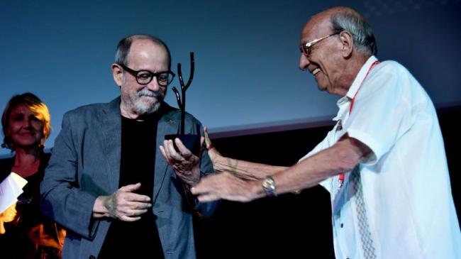 El músico Silvio Rodríguez al recibir el Premio Coral en el Festival de Cine de La Habana.
