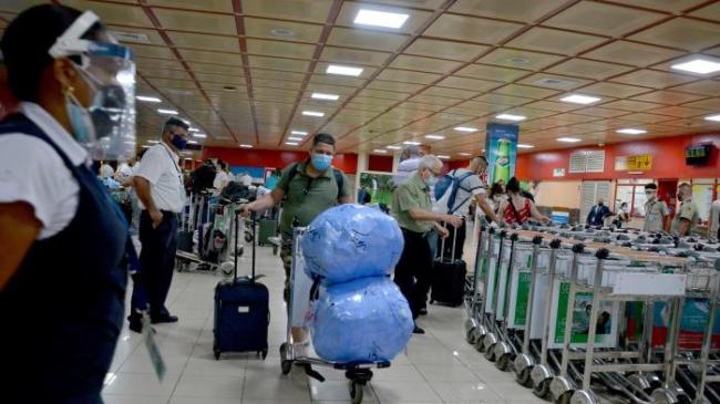 Viajeros con equipajes a su llegada a Cuba tras controles de la Aduana.