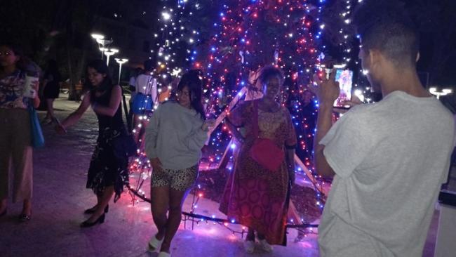Cubanos se toman fotos en el "Árbol de la amistad", no de Navidad, instalado en Centro Habana.