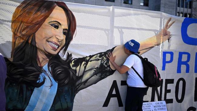 Una mujer besa una imagen propagandística de Cristina Fernández de Kirchner.