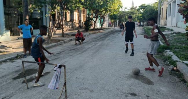Niños jugando al fútbol en una calle de La Habana.