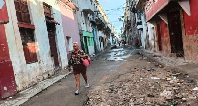 Una mujer en una calle de La Habana.