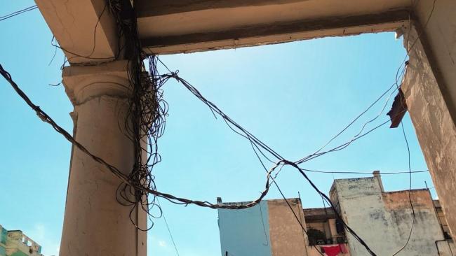 Precario tendido eléctrico en una calle de La Habana.