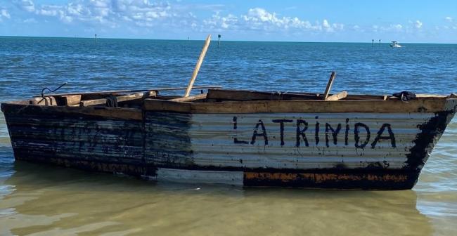 Una embarcación rústica de balseros cubanos para llegar a EEUU.