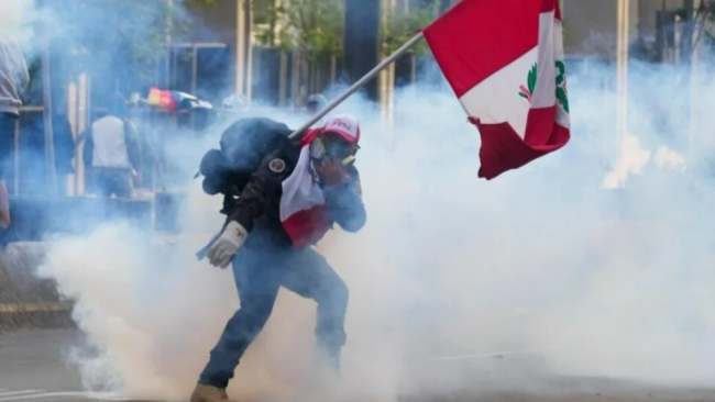 Un manifestante en Perú durante enfrentamientos con la Policía.