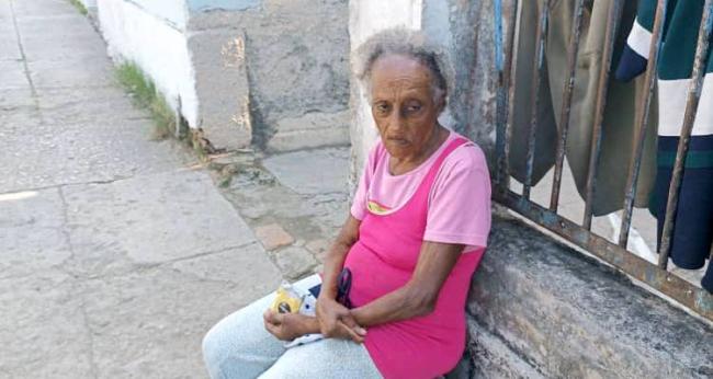 Una anciana vende cigarros sueltos en La Habana.