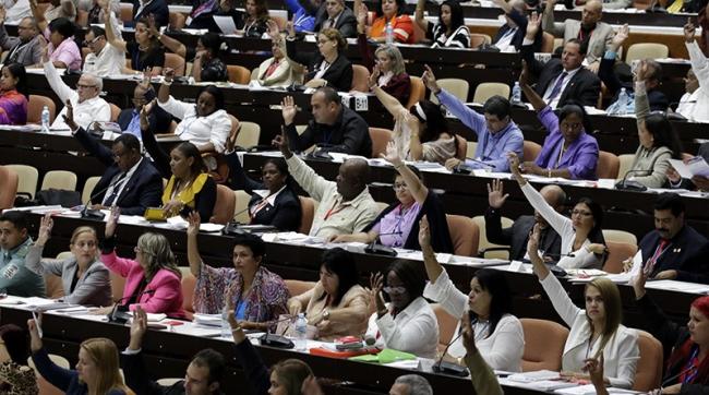 Una votación en la Asamblea Nacional del Poder Popular de Cuba.