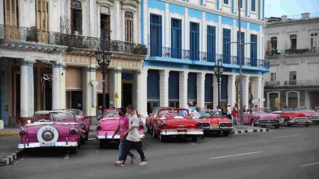 Choferes de carros de paseo esperando por clientes en La Habana.