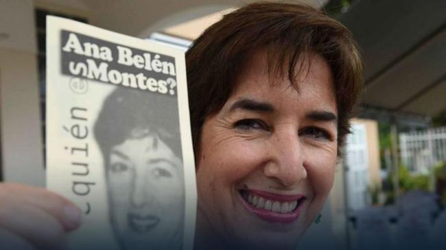 Un familiar de Ana Belén Montes muestra una foto de la exespía. 