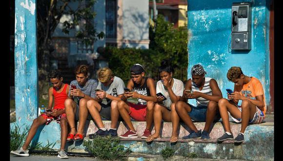 Cubanos conectados en una wi-fi pública. 