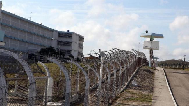 Las alambradas de una prisión en Cuba.