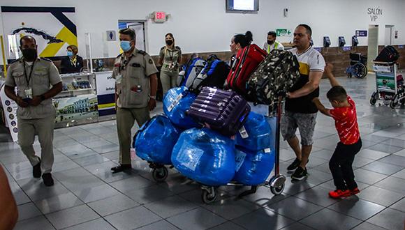 Emigrados cubanos regresando a Cuba cargados de equipajes.