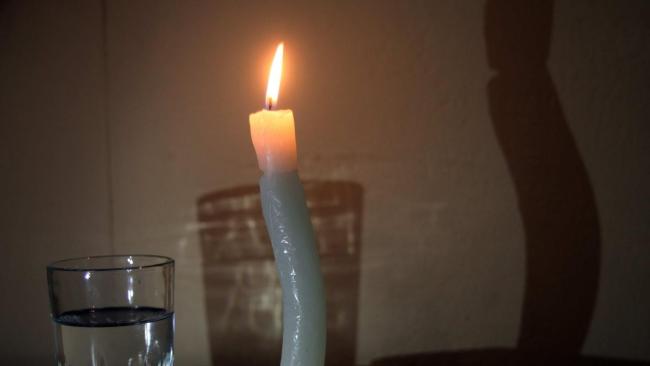 Una vela prendida en medio de un apagón en Cuba.