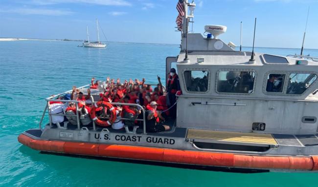 Balseros cubanos trasladados por la Guardia Costera de EEUU desde el cayo Dry Tortugas hasta Cayo Hueso.