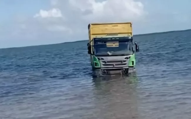 Camión Scania del Gobierno cubano utilizado por un grupo de balseros para transportar y echar al mar su embarcación.