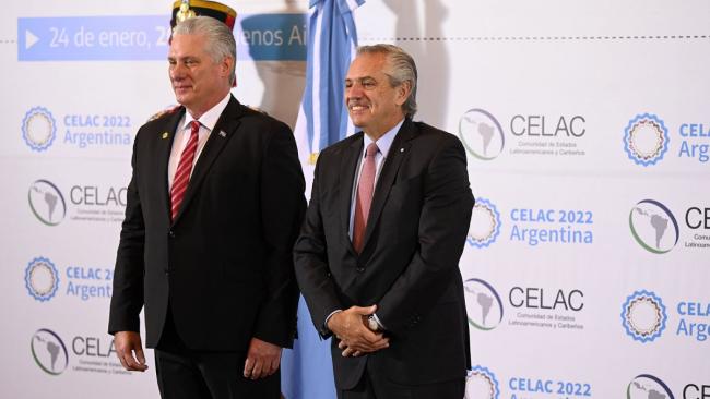 Miguel Díaz-Canel junto a Alberto Fernández durante la cumbre de la CELAC.