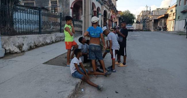 Niños cubanos en la calle.
