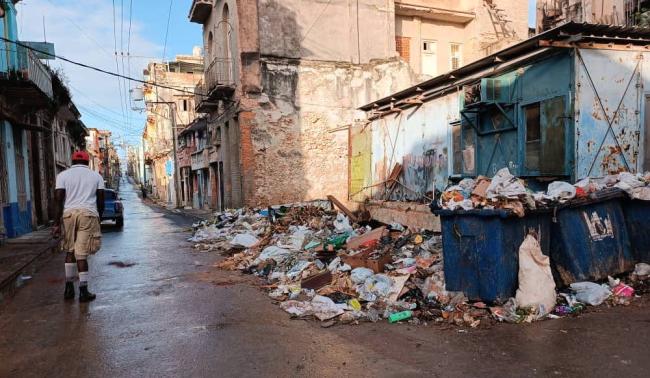 Un basurero ante un mercado cerrado en La Habana.