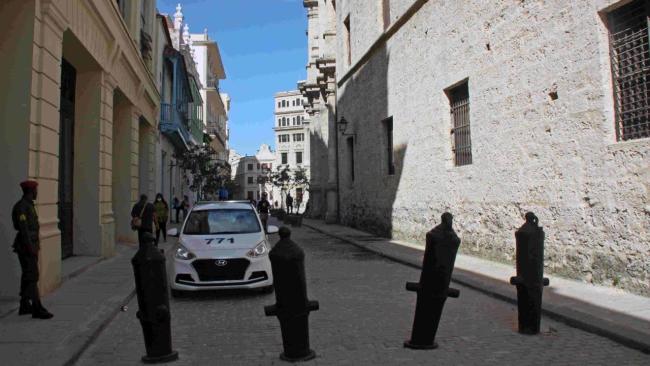 Patrulla policial en La Habana.