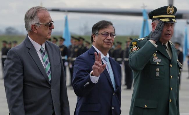 De izq. a der.: el ministro de Defensa de Colombia, el presidente Gustavo Petro, y el comandante de las fuerzas armadas.