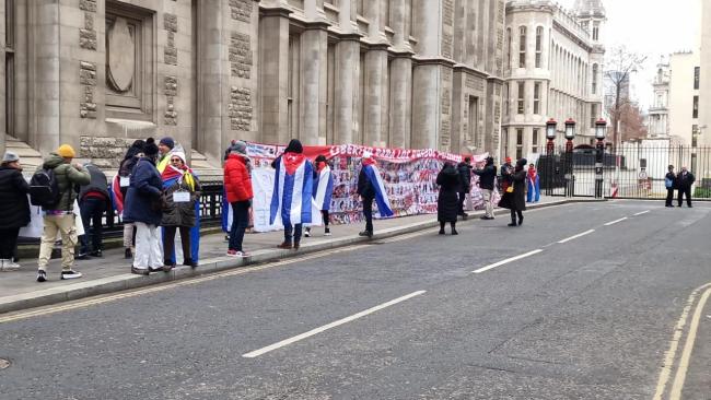 Cubanos se manifiestan contra el régimen en Londres.