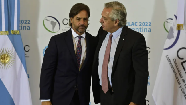 Luis Lacalle al ser recibido por Alberto Fernández en la cumbre de la CELAC.