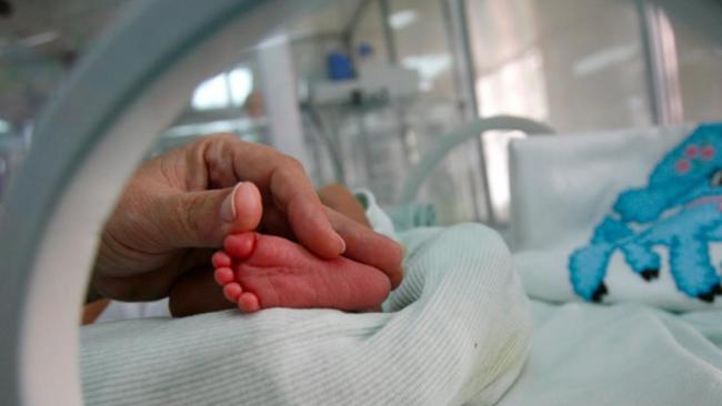 Un recién nacido en cuidados posparto en Cuba.