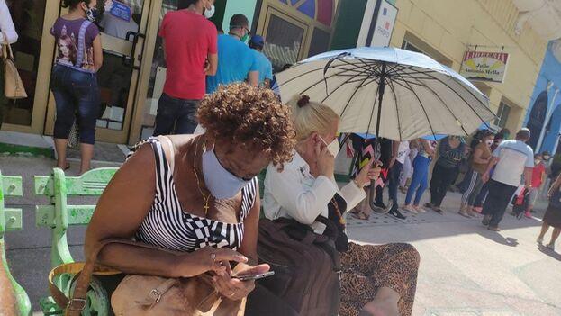 Mujer cubana con su teléfono celular.
