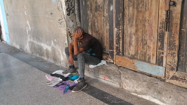 Un vendedor expone su cansancio en La Habana.
