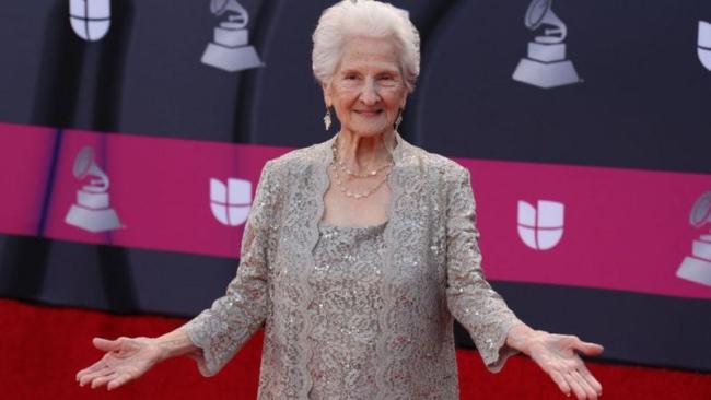 La cantautora cubana Ángela Álvarez al llegar a la ceremonia de entrega de los Premios Grammy.