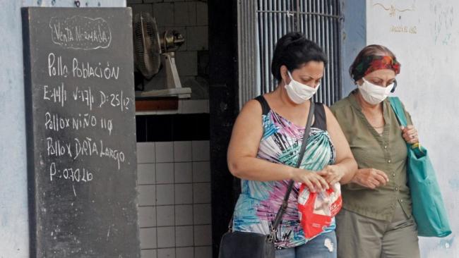Información de venta de pollo por la libreta de racionamiento en una bodega de La Habana.