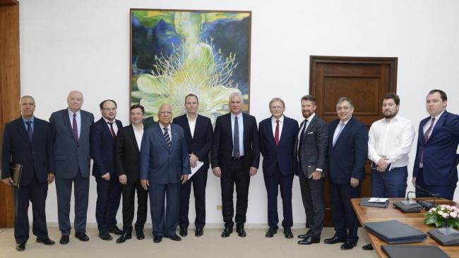 Díaz-Canel y los ministros Ricardo Cabrisas y Rodrigo Malmierca junto a los empresarios rusos de visita en Cuba.