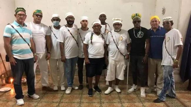 Sacerdotes yorubas cubanos en la ceremonia para la Letra del Año 2023 de La Casona de 10 de Octubre.