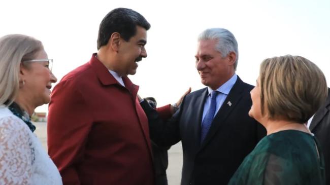 Díaz-Canel y su esposa, Lis Cuesta, recibidos en Maiquetía por Nicolás Maduro y Cilia Flores.
